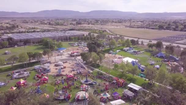 Färgglada Åkattraktioner Snurrar Runt Antelope Valley Fair Lancaster Kalifornien Aeriellt — Stockvideo