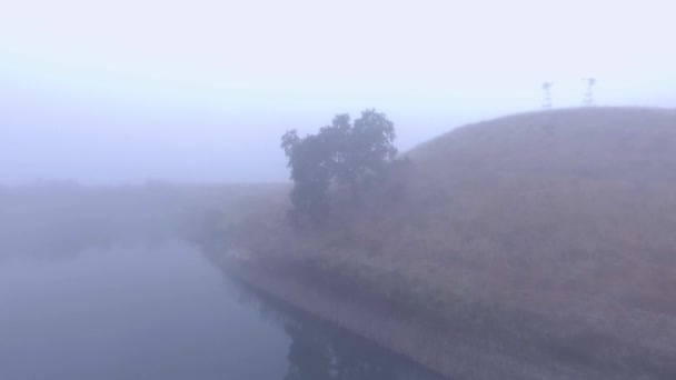 Droning Sobre Reservatório Azul Pacífico Uma Manhã Nebulosa — Vídeo de Stock