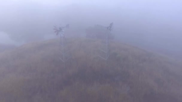 Гудел Над Мирным Голубым Водохранилищем Туманным Утром — стоковое видео