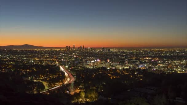 Los Angeles Trafiğinin Zamanı Parlak Bir Şehir Manzarasında Şafak Sökerken — Stok video