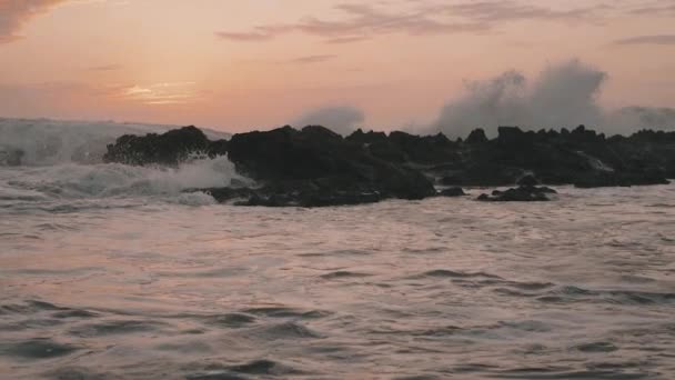 Ondas Batendo Câmera Lenta Sobre Costa Havaí — Vídeo de Stock