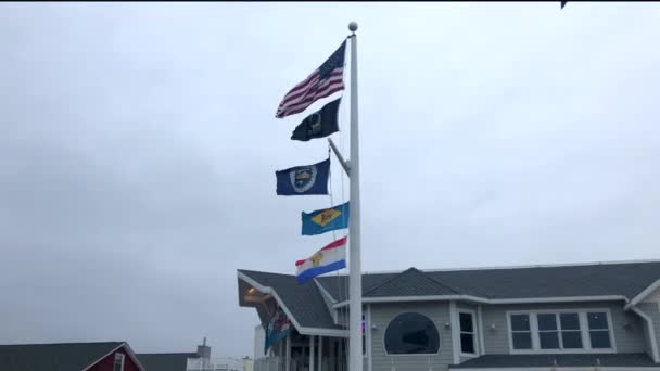 Fırtına Sırasında Bayrak Direğinde Dalgalanan Bayraklar — Stok video