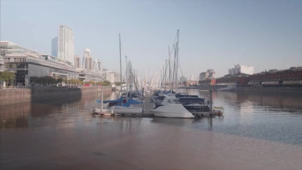 Boote Legen Puerto Madero — Stockvideo