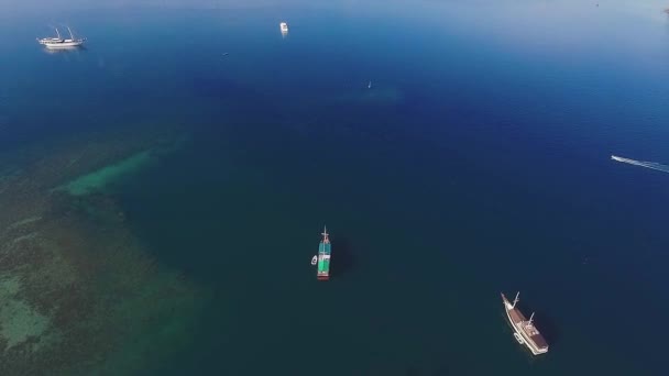 Barcos Prontos Para Velejar Com Tiros Aéreos — Vídeo de Stock