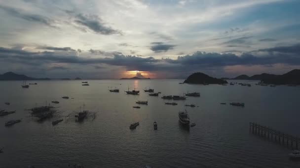 Alkonyat Labuan Bajo Légi Felvétel Jib Crane — Stock videók