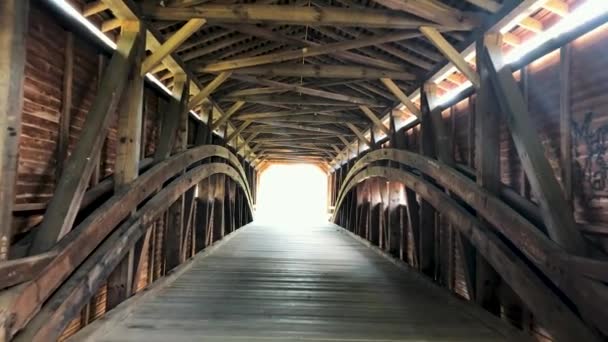 古い屋根付きの木製の橋を歩く — ストック動画