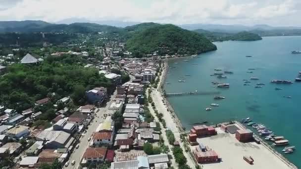 Die Stadt Labuan Bajo Luftaufnahme Durchfliegen — Stockvideo