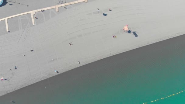 ภาพถ ายทางอากาศของชายหาดท ทะเลสาบสงบในช — วีดีโอสต็อก