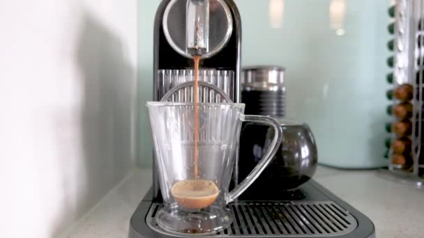 Fazendo Café Usando Máquina Café Nescafe Câmera Lenta — Vídeo de Stock