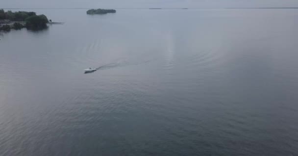 日落时湖上的船 — 图库视频影像