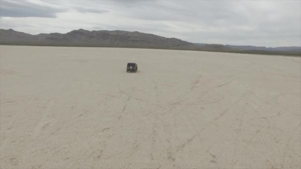 Tembakan Drone Dari Jeep Mengemudi Melalui Gurun Kering Danau Tempat — Stok Video