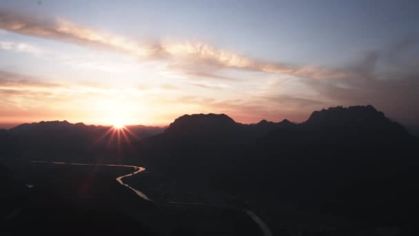 美しい山脈の上の日の出の4K時間の経過 — ストック動画