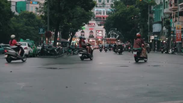 Calles Vietnam Hanoi Mucho Tráfico Gente Montando Bicicletas Coches Scooter — Vídeos de Stock