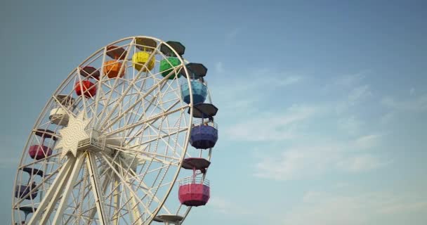 Ferris Wiel Beweegt Tegen Zon Een Pretpark — Stockvideo