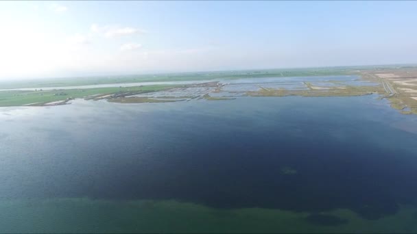 Dron Létající Nad Lagunou Rýžovými Poli Pozadí Dlouhou Pláží — Stock video