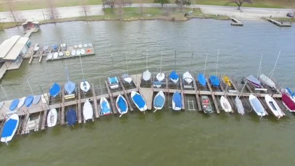 Boote Einem Steg Auf Einem See Einem Windigen Tag Texas — Stockvideo