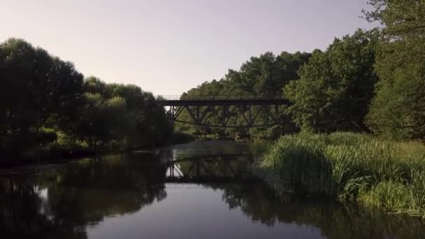 Antiguo Puente Hierro Sobre Río — Vídeos de Stock