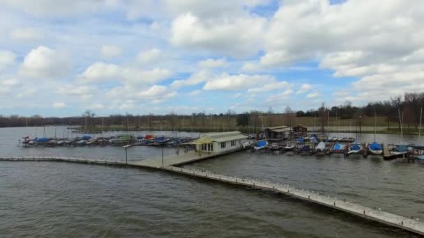 Boten Bij Een Steiger Het Meer Gedurende Dag — Stockvideo