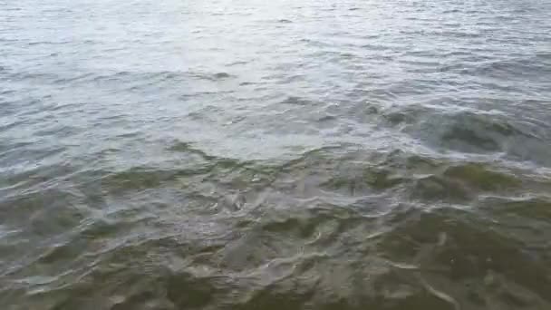 水平線を捕捉するために上昇する水の上を飛ぶドローン — ストック動画