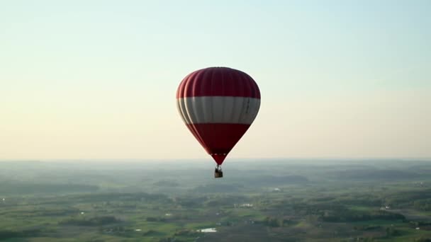 Hot Air Balloon Flyter Vackert Klar Himmel — Stockvideo