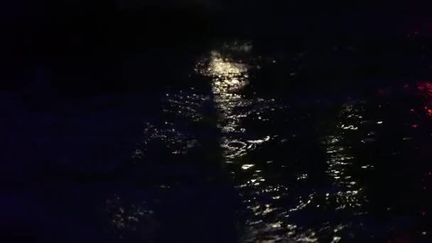 Acqua Che Scorre Sulla Strada Notte Dopo Una Giornata Piovosa — Video Stock