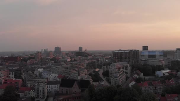 これは 日の出の間にベルギーのブリュッセルの編集されていない 4Kドローンクリップです — ストック動画