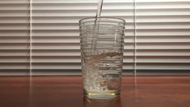 Wasser Ein Glas Gießen Und Zwei Aprins Knallen — Stockvideo