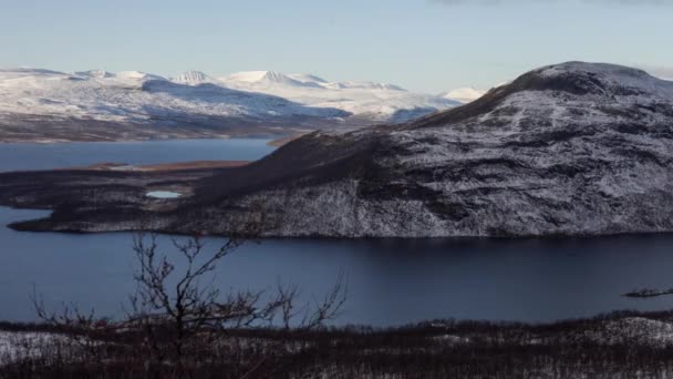 Göl Manzarasıyla Çevrili Titreyen Güneş Işığında Karlı Dağların Hızlandırılması — Stok video
