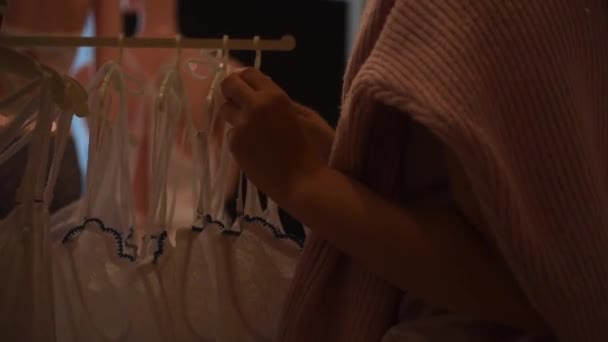 Kız Üst Için Alışveriş Yapıyor — Stok video
