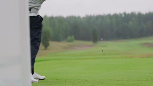 Zbliżenie Golfisty Uderzającego Piłką Golfową Golfa Zielonym Pustym Polu Golfowym — Wideo stockowe