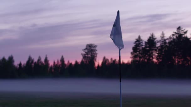 Gün Batımında Sisli Bir Golf Sahasında Yalnız Bir Golf Bayrağı — Stok video