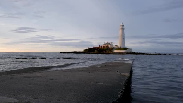 Przypływ Pokrywa Groblę Latarni Mary Lighthouse Podczas Złotej Godziny Strzał — Wideo stockowe