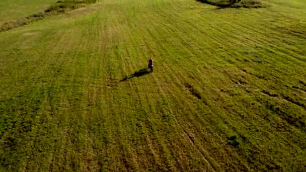 Guy Cross Motorcykel Naturen — Stockvideo