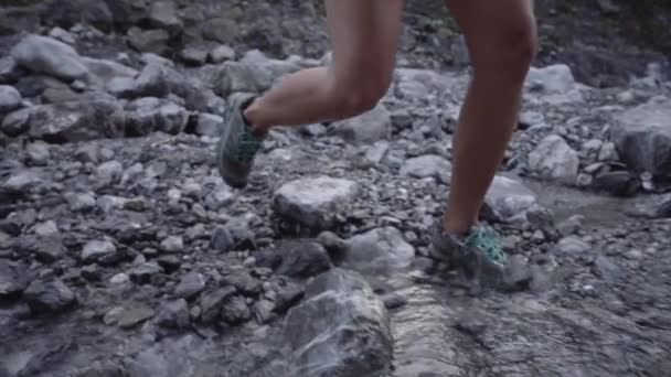 Gambe Una Ragazza Che Corre Attraverso Torrente Super Rallentamento 250Fps — Video Stock