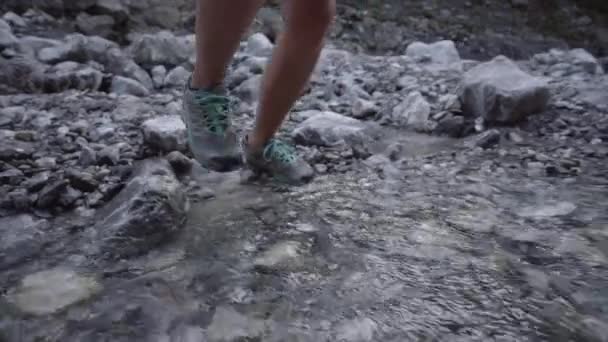 Gambe Una Ragazza Che Corre Attraverso Torrente Super Rallentamento 250Fps — Video Stock