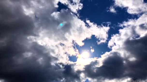 Timelapse Nubes Que Forman Alrededor Del Sol Rampa Velocidad Alta — Vídeos de Stock