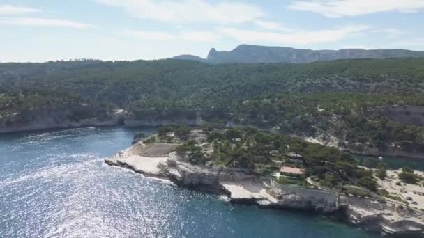 空中无人机镜头在马赛附近的地中海上空盘旋 船上有船和美丽的群山 — 图库视频影像