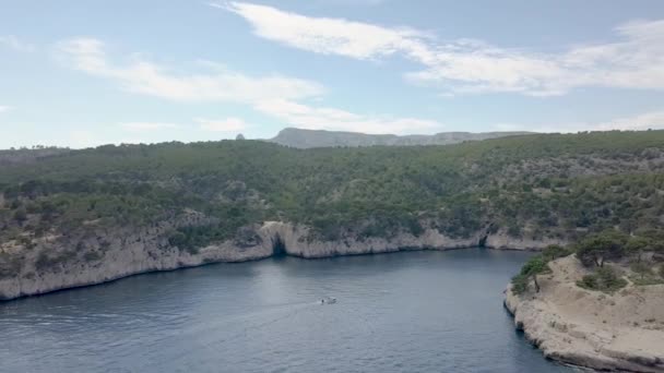 Luchtfoto Van Drone Boven Middellandse Zee Met Boten Prachtige Bergen — Stockvideo
