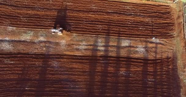 Luchtfoto Van Een Tractor Die Beweegt Een Rood Veld Karatu — Stockvideo