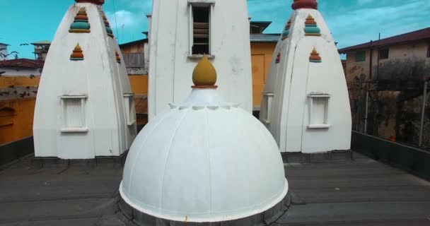 町の真ん中にある白いヒンズー教の寺院の空中クリップ — ストック動画