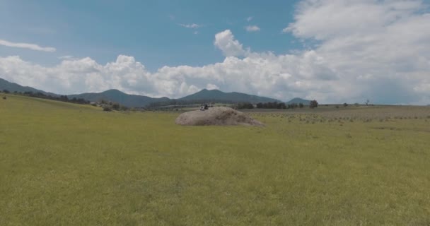 Yeşil Bir Arazide Arka Planda Bulutlar Dağlarla Dolu Bir Seyahat — Stok video