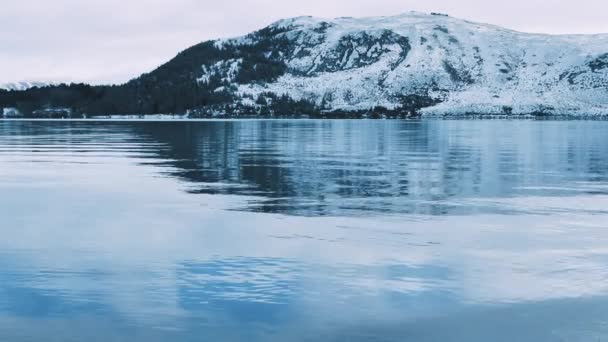 Kristalhelder Blauw Water Besneeuwde Bergen Lake Tekapo Nieuw Zeeland — Stockvideo