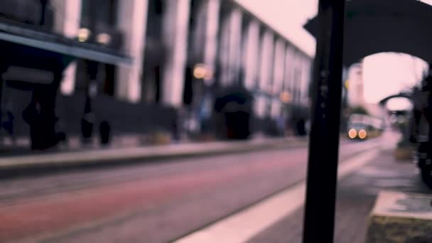 Sledování Záběru Zpoza Zdi Odhaluje Přijíždějící Vlak Odjíždějící Stanice — Stock video