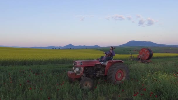 Музыкант Играет Виолончели Время Вождения Трактора Полях Северной Греции — стоковое видео