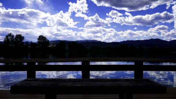 Lakeside Bench Στα Βουνά — Αρχείο Βίντεο