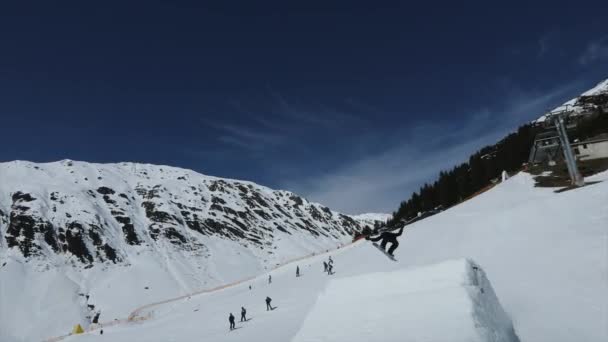 Snowboarder Backflip Penken Park Mayrhofen Österreich — Stockvideo