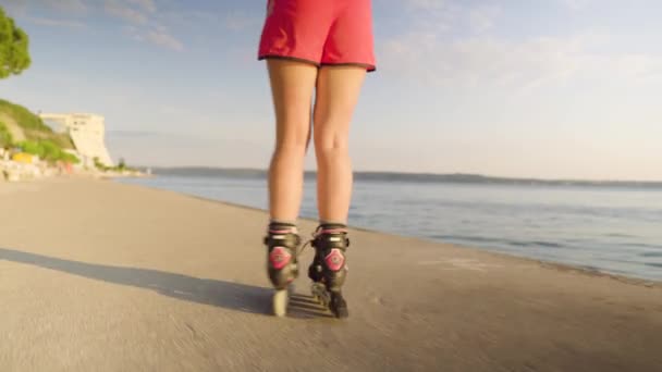 Giovane Donna Caucasica Pattinaggio Rotelle Sole Colpo Seguenti Gambe Angolo — Video Stock