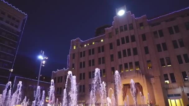 Stary Budynek Nocy Fontannami Przodu Które Oświetlone — Wideo stockowe