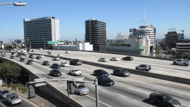 Middagverkeer 101 Snelweg Hollywood Californië Met Het Capitol Records Gebouw — Stockvideo