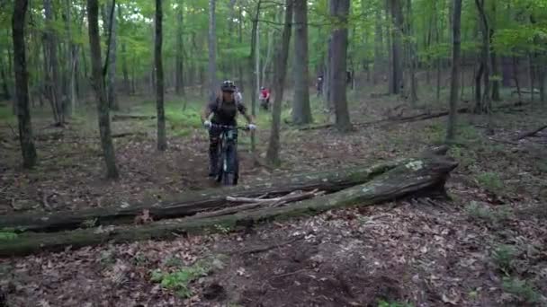 Velocidad Acercamiento Rampa Ciclista Montaña Saltando Sobre Tronco — Vídeo de stock